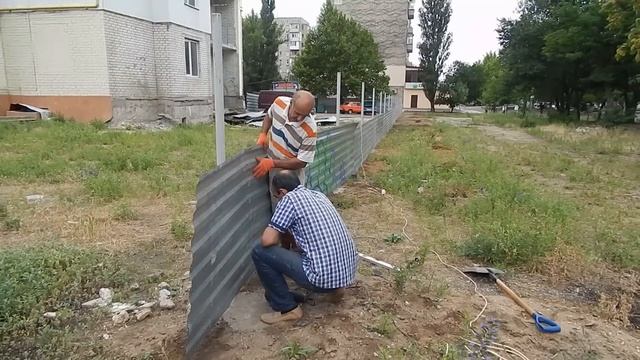 Установка незаконного забора вокруг дома по пр.Корабелов (видео Корабелов.Инфо"") смотреть онлайн