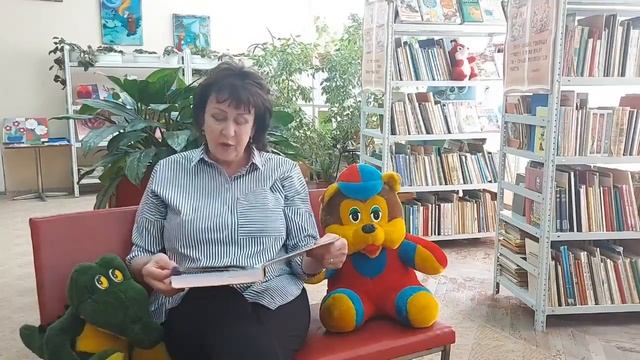 Библиотекарь отдела обслуживания Токмажева Ирина читает русскую народную сказку «Репка». смотреть онлайн