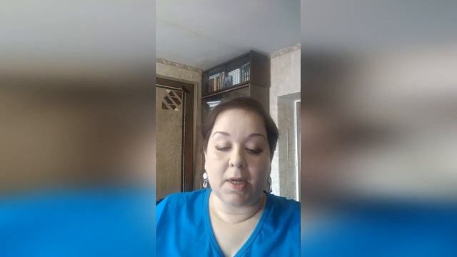 Библиотекарь Анна Медведева читает стихи Сергея Есенина на болгарском языке смотреть онлайн