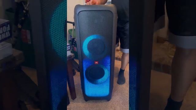 JBL Signature Sound Party Box 1000 Powerful Bass Boost 1100W Output Power смотреть онлайн