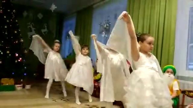 танец снежинок 2 группа смотреть онлайн