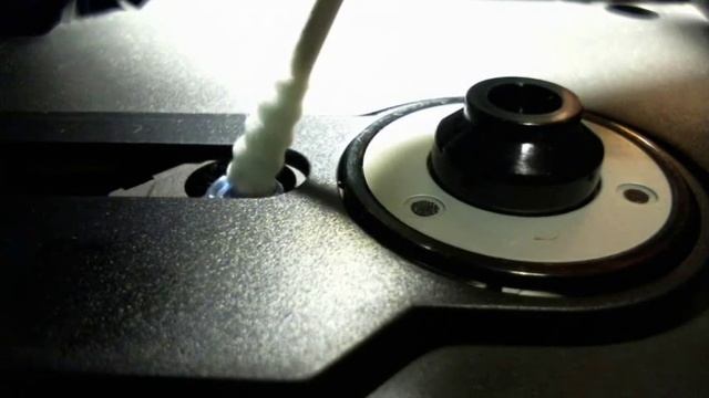 CDプレイヤーのレンズを綿棒でクリーニング Before & After CD lens cleaning смотреть онлайн