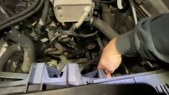 Radiator Fan Removal on BMW X3 N20 2.0 Turbo 2011-17 - Few Tools Needed смотреть онлайн