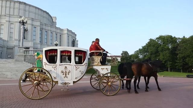 По Минску проехалась карета из эпохи барокко смотреть онлайн