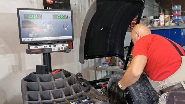 Долбим кувалдой и правим восьмерку на штампованном диске + прокатка + оптимизация дисбаланса по вес смотреть онлайн