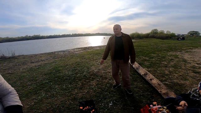 Жарим шашлыки семьёй на природе! смотреть онлайн