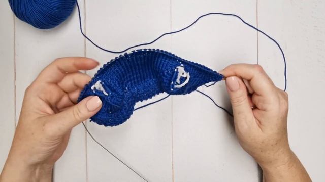 Вязаная кофта для куклы