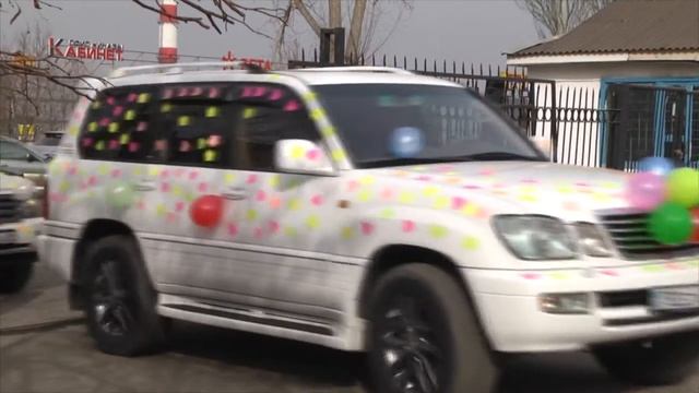 Выписка с родильного дома в Алматы - вот так нужно встречать жен! =) смотреть онлайн