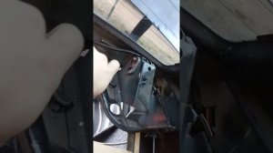 как снять торсионы багажника ваз 2115