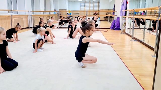 Хореография для художественной гимнастики. Вращение "казак". Техника исполнения. Возраст 6 - 7 лет. смотреть онлайн