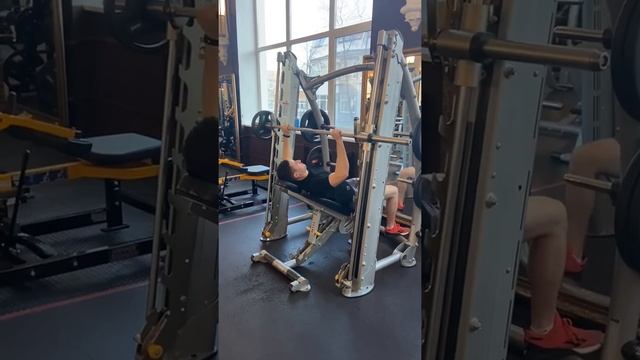 Жим штанги в Смите на наклонной скамье смотреть онлайн