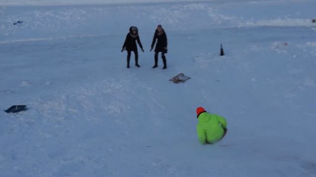 дети катаются на горке 3 смотреть онлайн