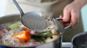 Суп с перловой крупой. Суп из перловки с мясом.