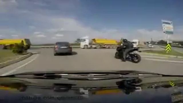 Lamborghini hurricane vs Honda CBR 1000RR смотреть онлайн