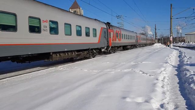 Электровоз ЭП20-042 с поездом Вологда - Москва на станции Сергиев Посад смотреть онлайн