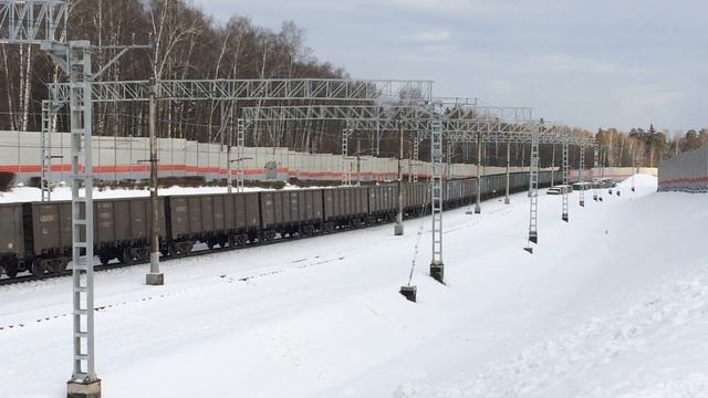 Электровоз ВЛ10у-704 с грузовым поездом + приветливая бригада! смотреть онлайн