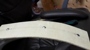 Ремонт подлокотника офисного кресла.