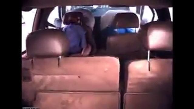 Дети, не пристегнутые в машине.