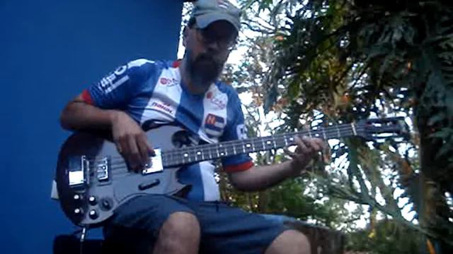 Playing a walking bass with an Ibanez EB-3! смотреть онлайн