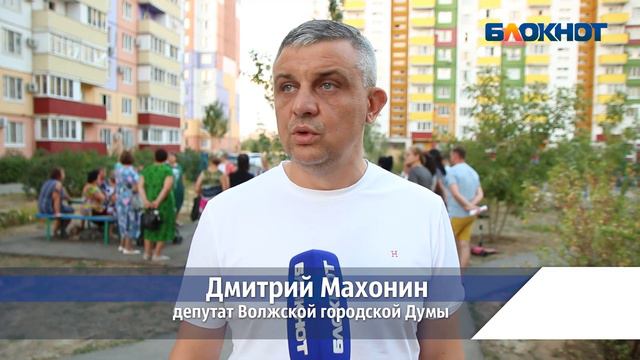 Депутат Дмитрий Махонин провел встречу с жителями 28 микрорайоне. Какие вопросы волнуют волжан? смотреть онлайн