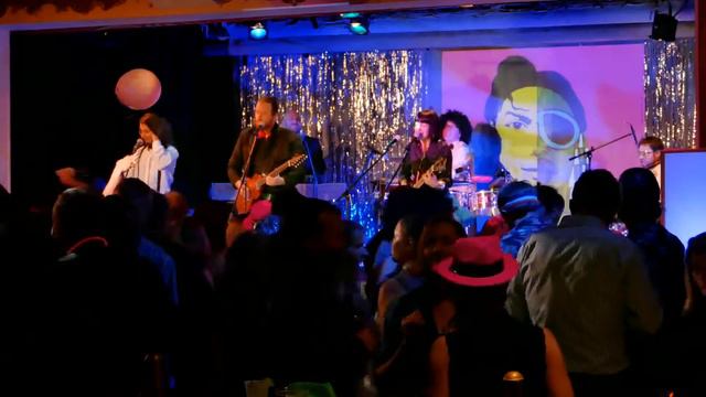 Hello Dollface: Master Blaster (Jammin') смотреть онлайн