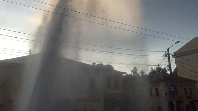 Гейзер на улице Московской в Калуге смотреть онлайн