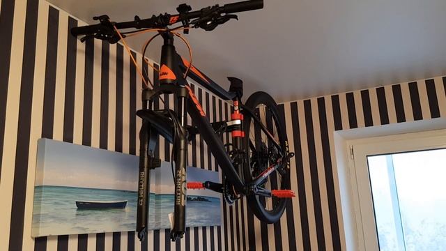 Велосипед под потолком. Настенное крепление. смотреть онлайн