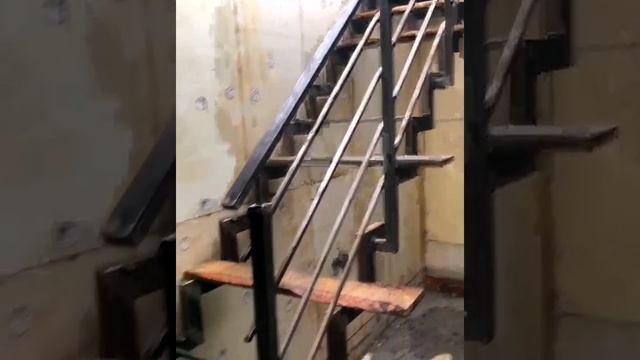 Установка Металлической Лестницы на Этапе строительства. п.Октябрьский Лестница на второй этаж смотреть онлайн