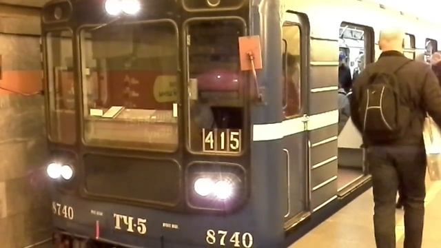 Электропоезд 415 прибывает на станцию Ладожская смотреть онлайн