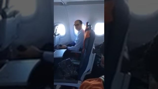 Лысый гоняет лысого в самолете