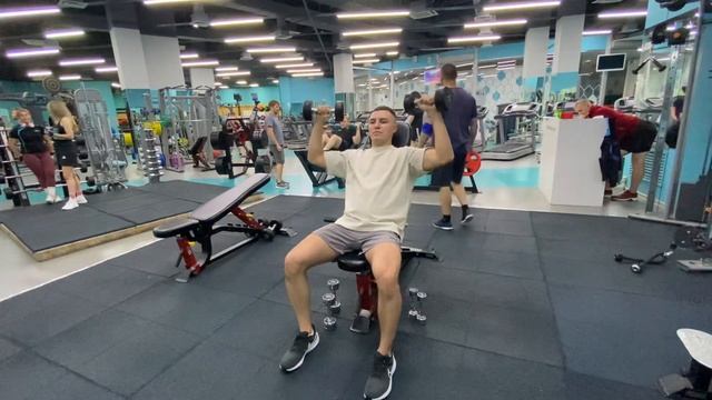 Вертикальный жим гантелей на скамье 75°. смотреть онлайн