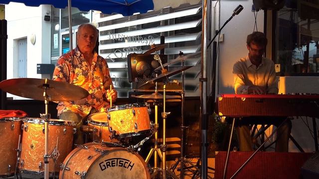 Poupon's Swing (Trio): "Bernie's Tune" -LIVE- ! @ La Bascule Pamiers смотреть онлайн