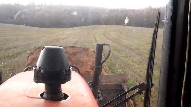 МТЗ 15.02 толкает большой камень. смотреть онлайн