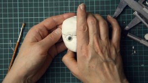 Как вставить глазки кукле?