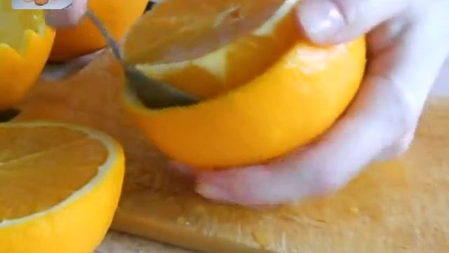 Салат с курицей и апельсинами. Готовим салат в апельсиновых чашечках. смотреть онлайн