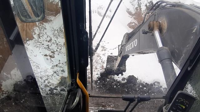 На какое расстояние можно подъезжать к обрыву на экскаваторе?! смотреть онлайн