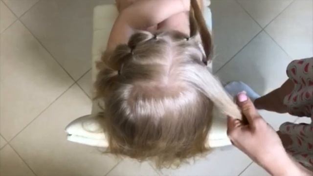 Прическа для девочек за 5 минут / Два низких хвоста декорированные прядями / Прическа за пять минут смотреть онлайн