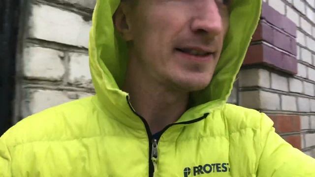 Стас сделал лавочку возле дома.