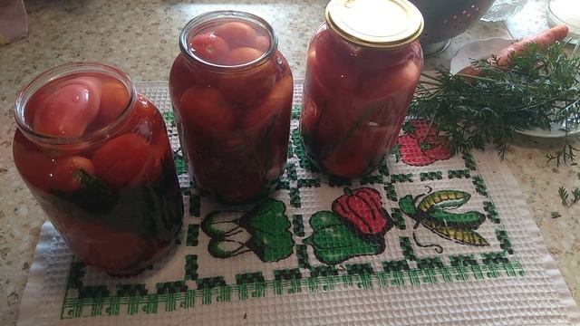 Мариную помидоры с морковной ботвой. Рецепт на зиму. смотреть онлайн