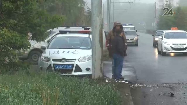 В Казани лихач, скрываясь от полицейских, разогнался до 160 км/ч и врезался в столб смотреть онлайн