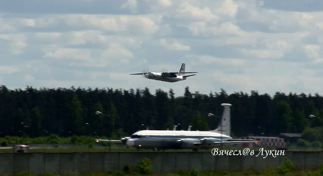 Облётчику РТО Ан-26 приходится маневрировать при интенсивном трафике!!! смотреть онлайн