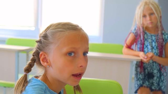 КТО стал НОВЫМ УЧИТЕЛЕМ в ШКОЛЕ??! Марго и Виола в ШОКЕ!!! смотреть онлайн