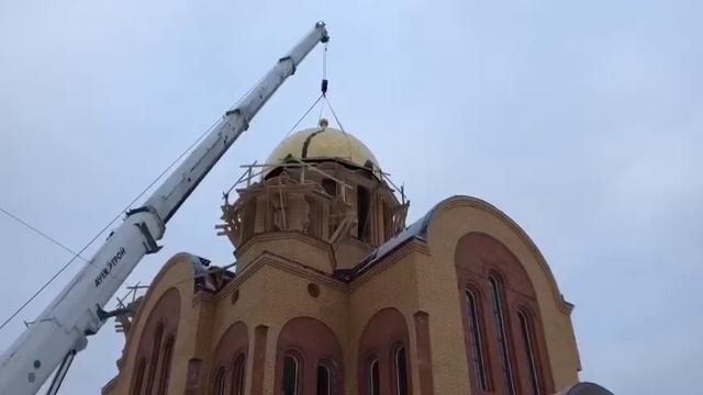 Поднятие купола на храм Усекновения Главы Иоанна Предтечи смотреть онлайн