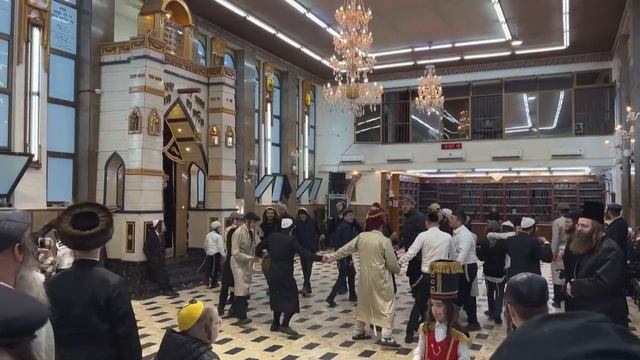 Ultra-Orthodox Jews celebrate Purim holiday in Jerusalem | AFP смотреть онлайн