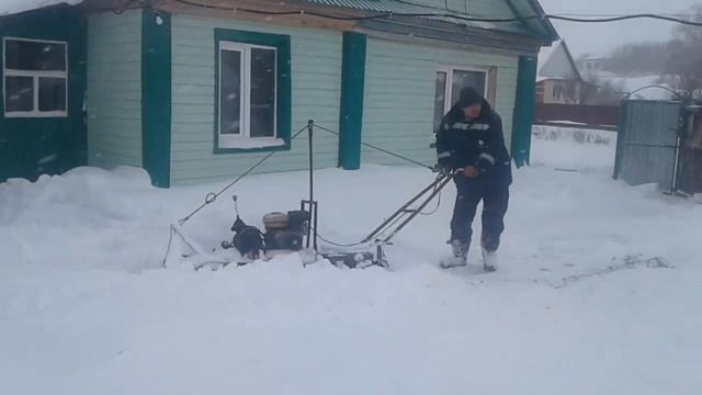 Самодельный мотобуксировщик с отвалом. смотреть онлайн