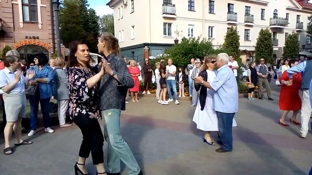 Лето в разгаре. Наслаждаемся музыкой и танцами.... смотреть онлайн