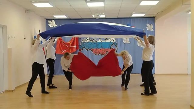 танец с полотнами "Россия" смотреть онлайн