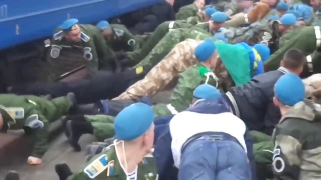 КЛОУНЫ... Неужели форма ТАК ПЛОХА, чтобы её РАСШИВАТЬ, как в какой-нибудь африканской стране??? смотреть онлайн
