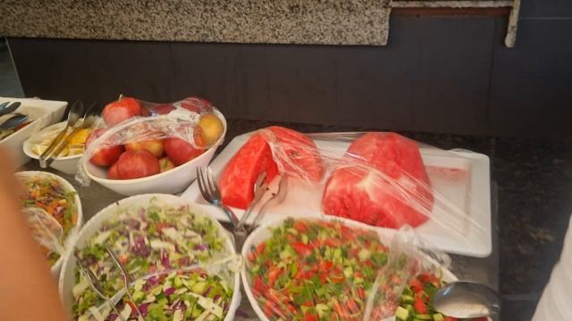 Еда в уличном БАРЕ в отеле KILIKYA RESORT CAMYUVA. смотреть онлайн