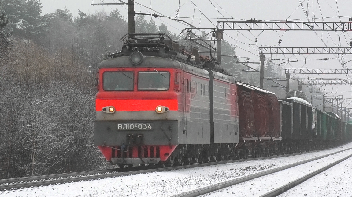ВЛ10У-034 с грузовым поездом следует через о.п. Вялки смотреть онлайн